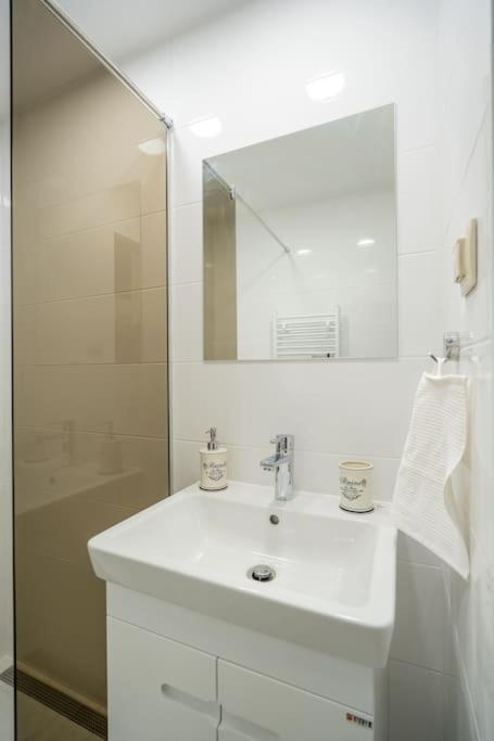 Top Location Central New & Spacious 3 Bdr Apt Medical Academy Sofia Eksteriør bilde