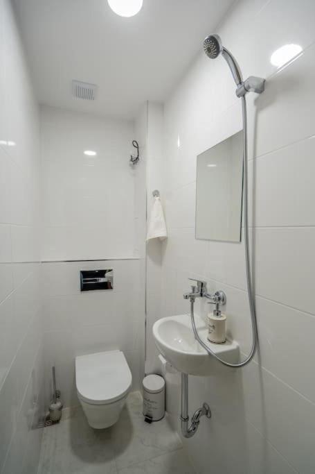 Top Location Central New & Spacious 3 Bdr Apt Medical Academy Sofia Eksteriør bilde